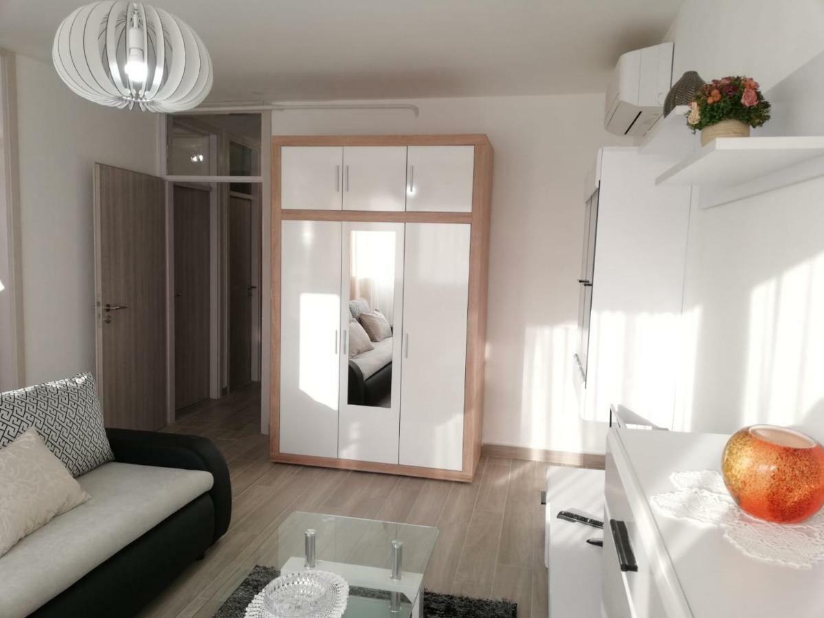 Apartment White พูลา ภายนอก รูปภาพ