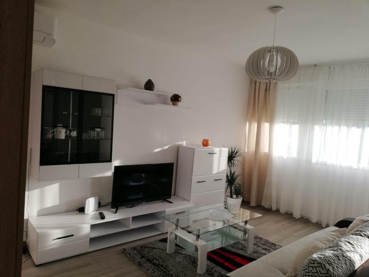 Apartment White พูลา ภายนอก รูปภาพ